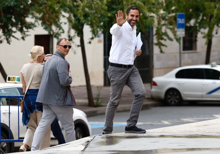 Dani Pérez a la llegada al hotel NH donde se ha celebrado el comité provincial del PSOE.