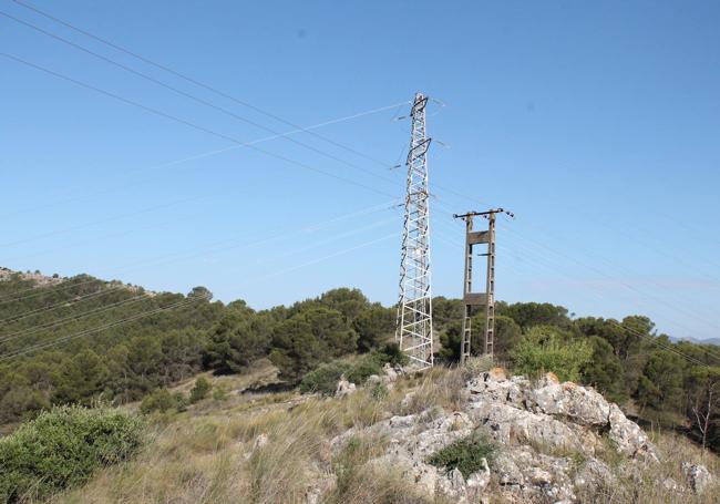 Las torres de alta tensión representan un hito en este sendero no homologado