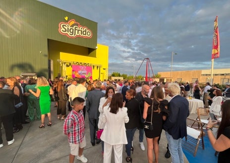 Imagen secundaria 1 - Tres imágenes de la celebración que ha tenido lugar este miércoles en la sede de Sigfrido S. L.