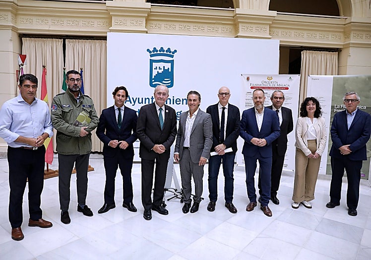 Patrocinadores y colaboradores de la OFM, junto al alcalde Málaga, Francisco de la Torre, y el director José María Moreno.