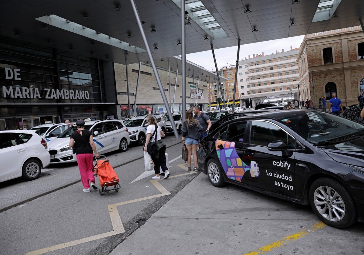 VTC y taxis, en la estación María Zambrano de Málaga.