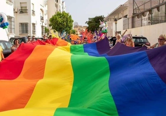 La bandera arcoíris que encabeza la manifestación.