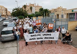 Un grupo de padres y madres se han concentrado de nuevo a las puertas de este colegio de la barriada de Teatinos.