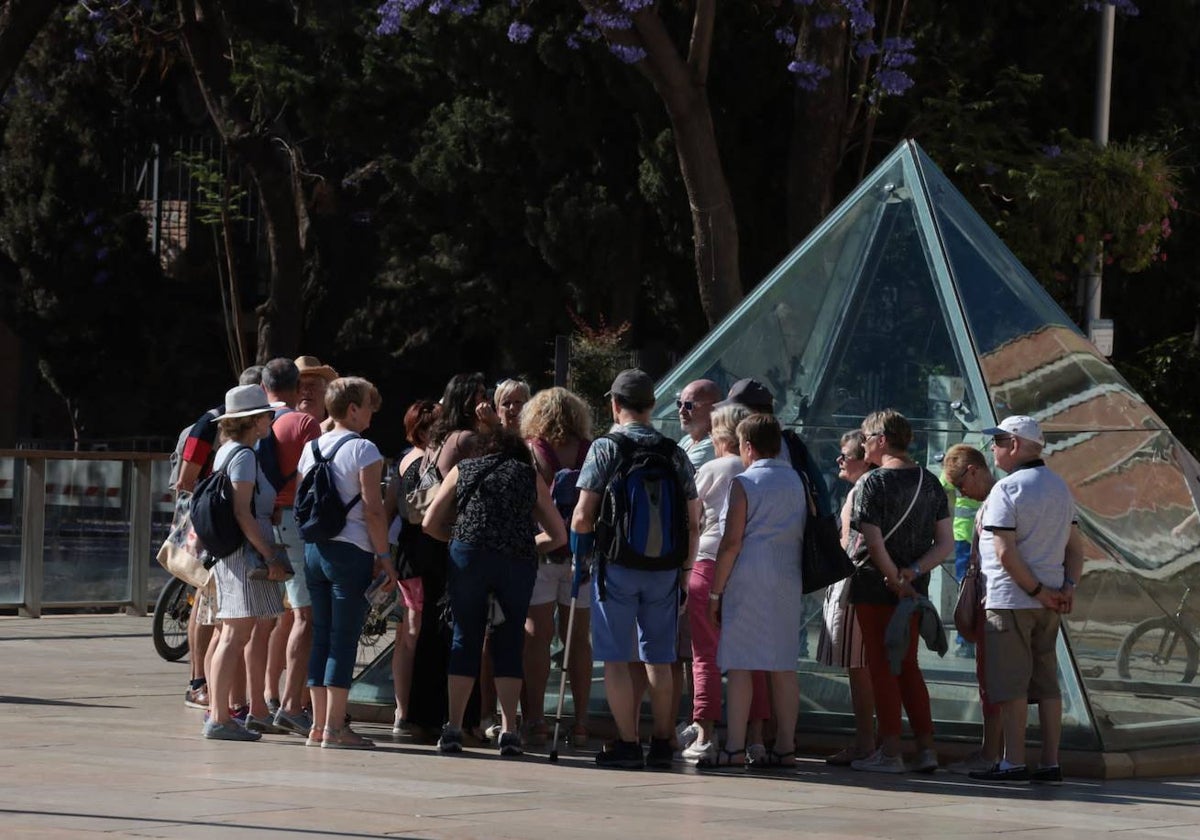 Turistas, en la calle Alcazabilla, descubren los restos de la ciudad y el Teatro Romano.