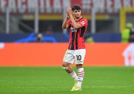 Brahim saluda a la grada durante un partido con el Milan.