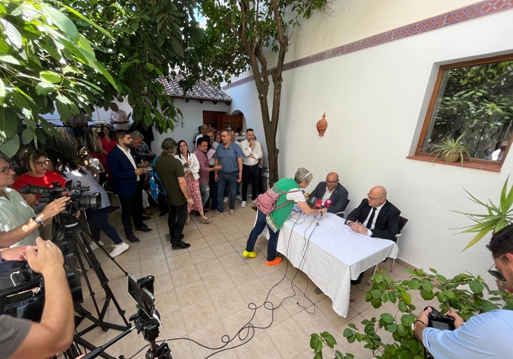 Imagen principal - Arriba, asistentes a la rueda de prensa de presentación del pacto de gobierno en el Hotel Palacio Blanco de Vélez-Málaga; abajo a la izquierda, los nuevos ediles del gobierno bipartito de PP y GIPMTM, y a la derecha, Manuel Rincón, con el cuadro que le ha regalado a Jesús Lupiáñez.