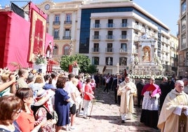 La carroza con la custodia, junto al altar de la Agrupación de Cofradías a su paso por la plaza de la Constitución.