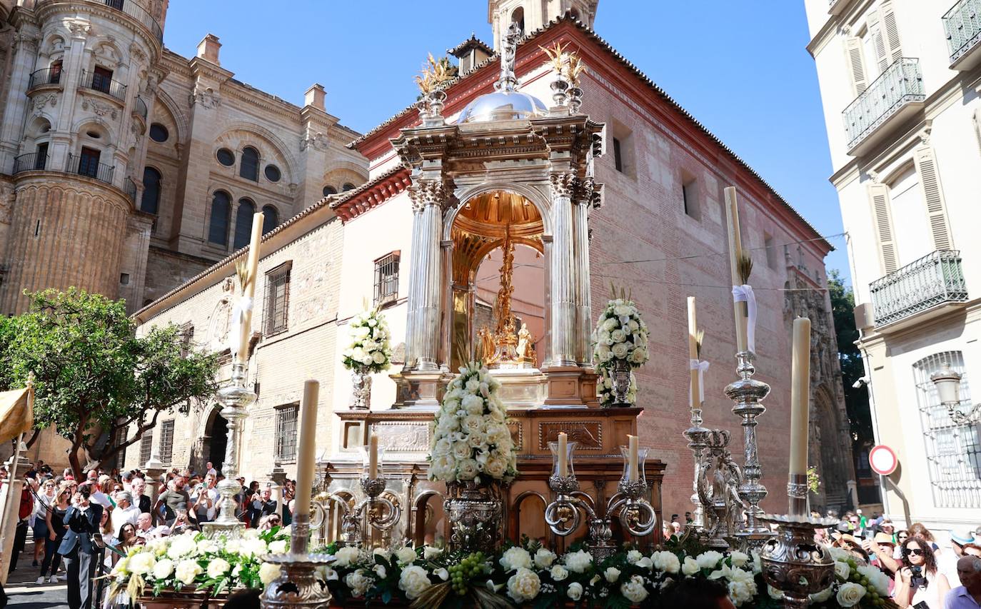 La custodia con Jesús Sacramentado recorre el Centro Histórico en una mañana soleada con poco público y con más altares en el itinerario.