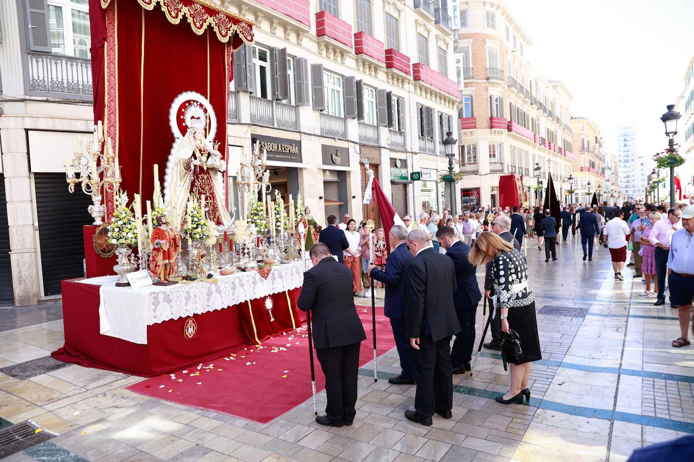 La custodia con Jesús Sacramentado recorre el Centro Histórico en una mañana soleada con poco público y con más altares en el itinerario.