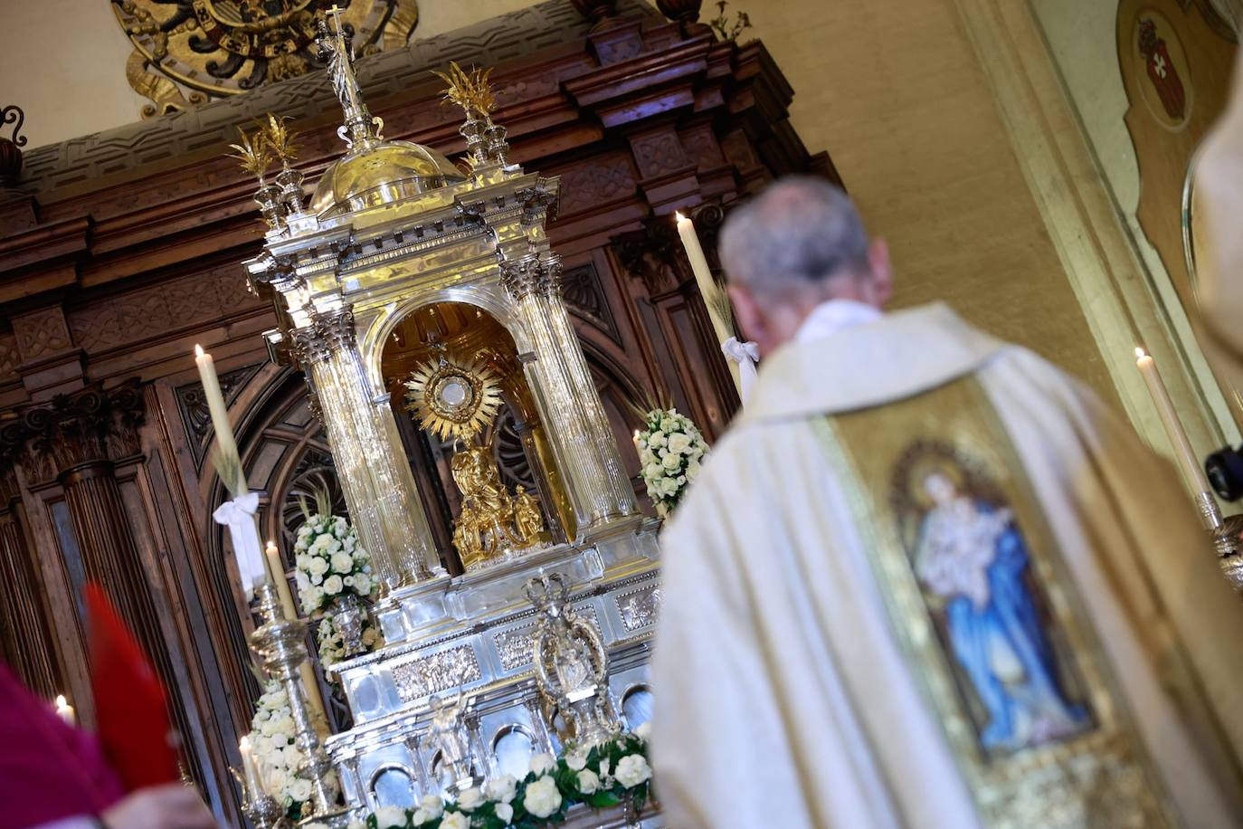 La custodia con Jesús Sacramentado recorre el Centro Histórico en una mañana soleada con poco público y con más altares en el itinerario.