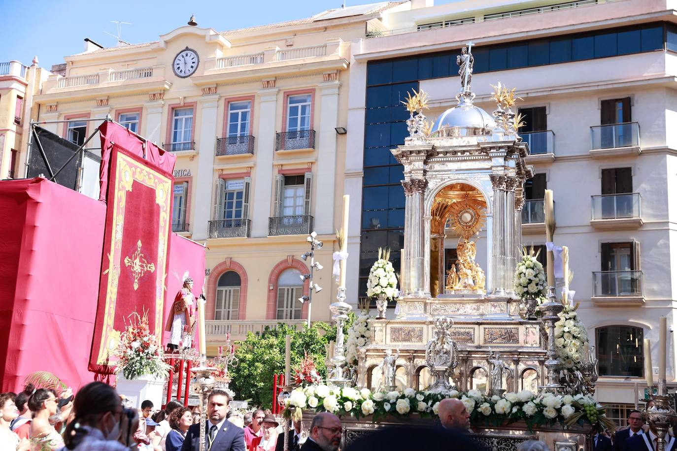 La custodia con Jesús Sacramentado recorre el Centro Histórico en una mañana soleada con poco público y con más altares en el itinerario.