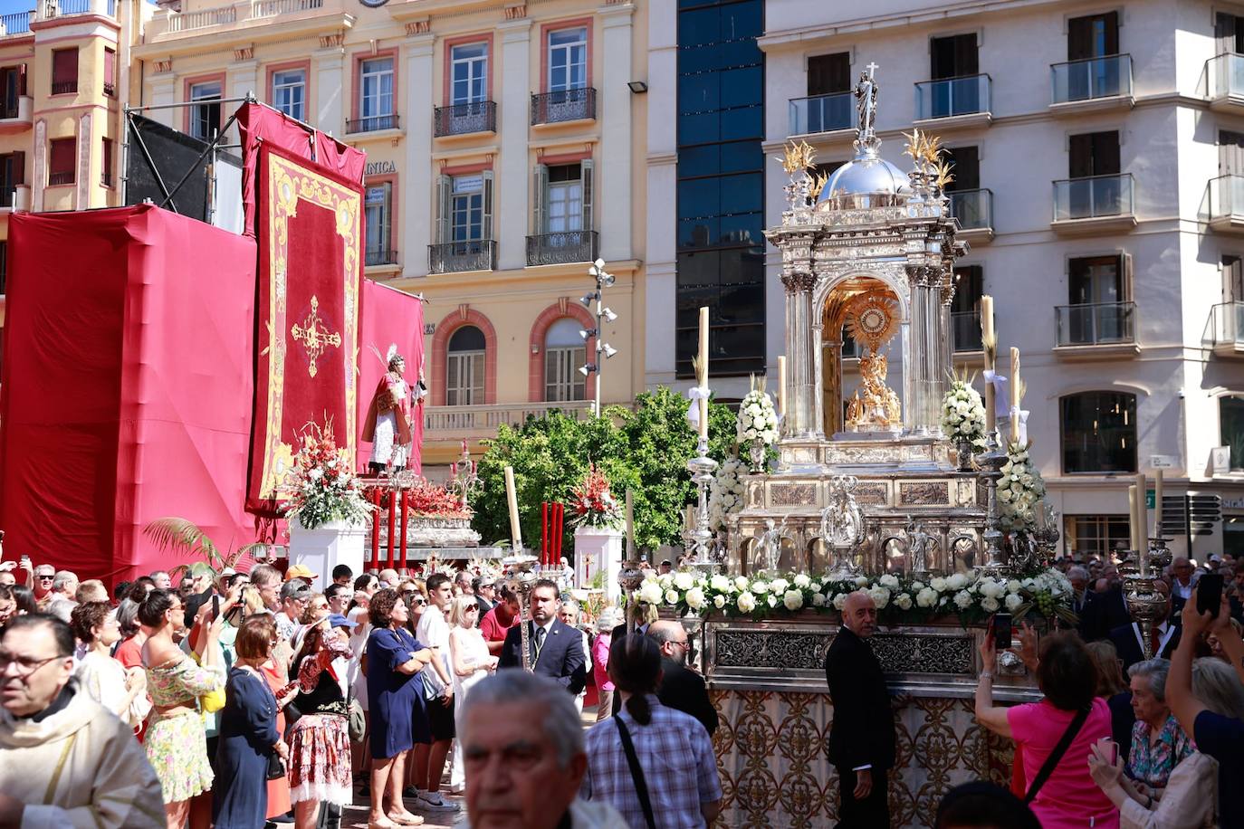 La custodia con Jesús Sacramentado recorre el Centro Histórico en una mañana soleada con poco público y con más altares en el itinerario.