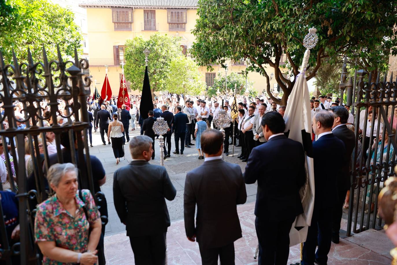 La custodia con Jesús Sacramentado recorre el Centro Histórico en una mañana soleada con poco público y con más altares en el itinerario.