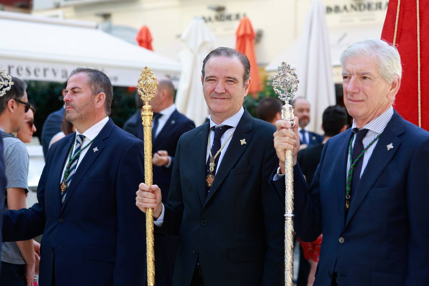 La custodia con Jesús Sacramentado recorre el Centro Histórico en una mañana soleada con poco público y con más altares en el itinerario.