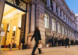 Cola en el Banco de España para contratar letras del Tesoro en el Banco de España, el pasado mes de febrero.