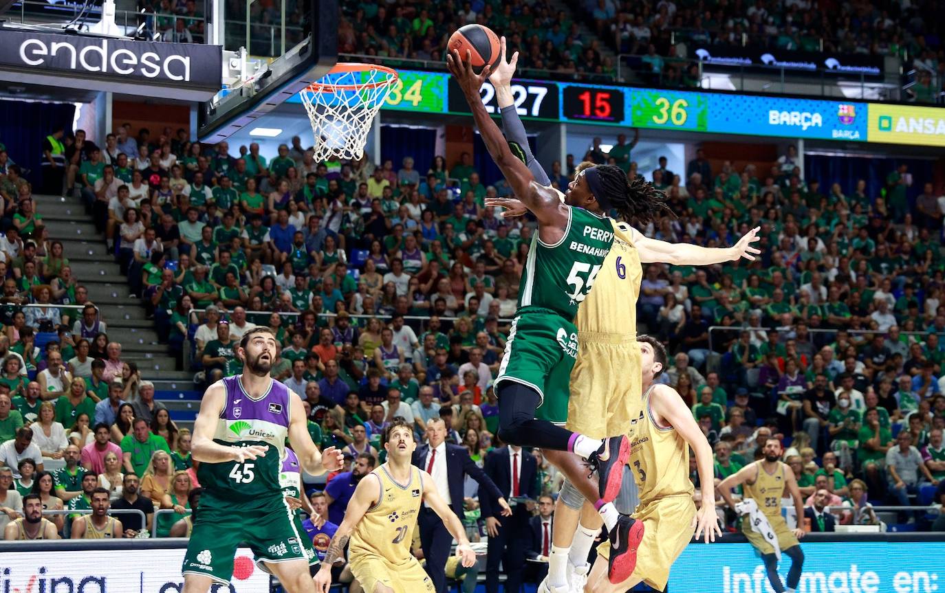 El tercer partido de la serie Unicaja-Barça, en imágenes