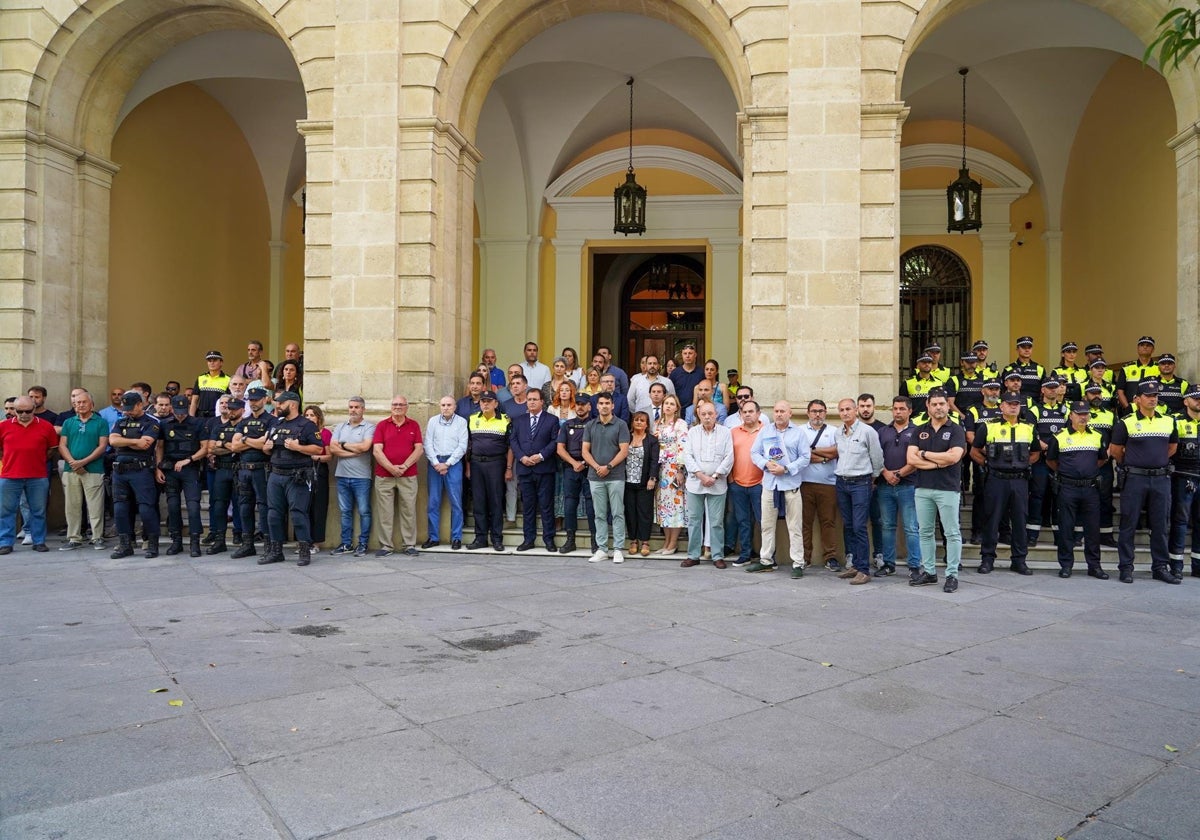 Concentración en Sevilla en memoria del policía fallecido en Andújar.