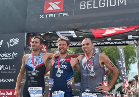 Félix y Arthur Forissier, con Rubén Ruzafa, tras cruzar la meta del Europeo XTerra.