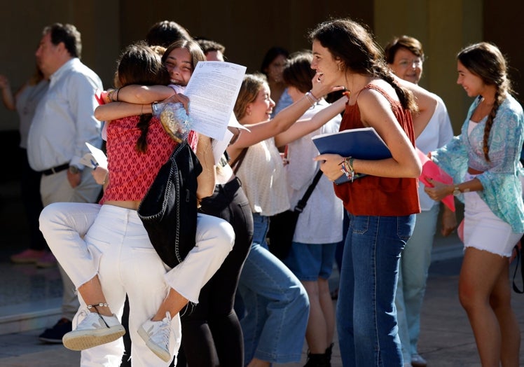 Imagen principal - Alegría entre los estudiantes por los primeros exámenes. Algunos repasaban el temario de Historia en el descanso. El vicerrector de Estudiantes, José Francisco Murillo, destacó la normalidad de la jornada. 