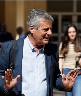 Imagen secundaria 2 - Alegría entre los estudiantes por los primeros exámenes. Algunos repasaban el temario de Historia en el descanso. El vicerrector de Estudiantes, José Francisco Murillo, destacó la normalidad de la jornada. 