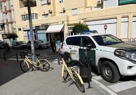 Traslado de uno de los detenidos en el operativo de la Guardia Civil en Nerja.