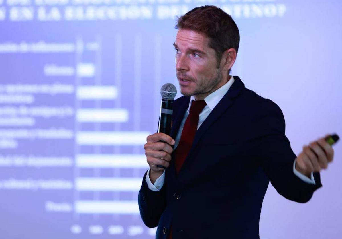 Pacheco, durante la presentación del informe a bordo del 'MSC Orchestra'.