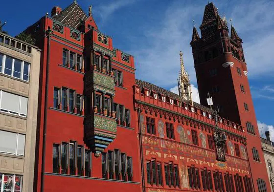 Torre de Rathaus, sede del Gobierno de Basilea.