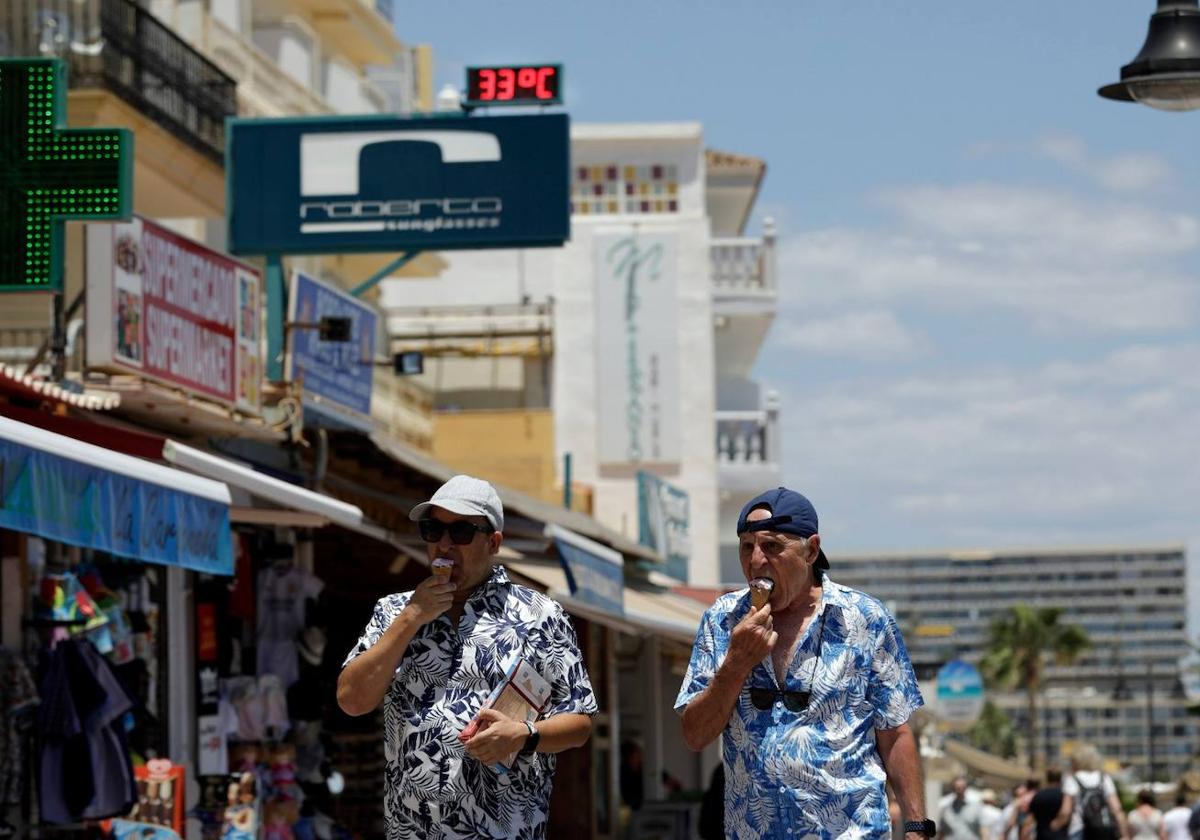 Turistas en la playa de La Carihuela de Torremolinos.