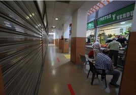 Sólo cuatro puestos tradicionales permanecen abiertos en el mercado.