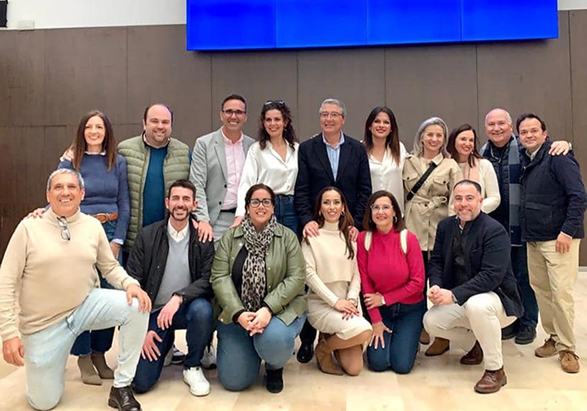 Francisco Salado, con ediles electos y militantes del partido, en una imagen de archivo.