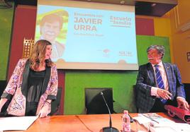 Javier Urra, en el encuentro con la redactora jefa de SUR Ana Pérez-Bryan, en el Salón de Actos de Unicaja.