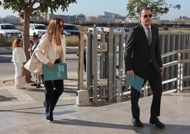 José María Muñoz, a su llegada a los juzgados junto a una compañera de su despacho.