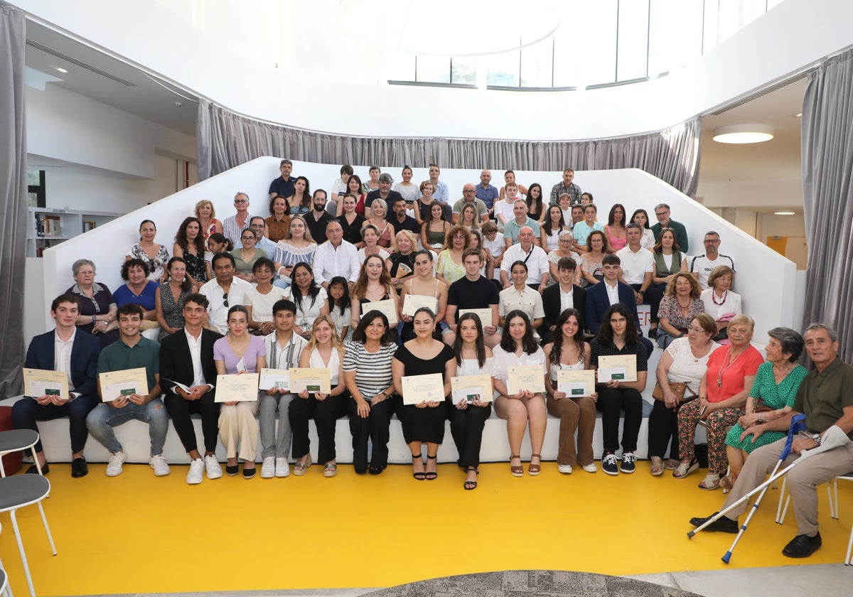 Foto de familia tras la entrega de los diplomas.