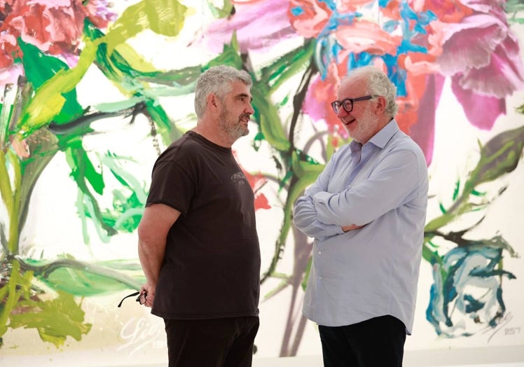 Imagen principal - El artista junto al comisario de la exposición, Fernando Francés. 