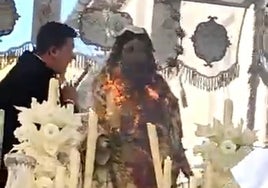 Imagen de la Virgen del Rocío de Vélez-Málaga, ardiendo el pasado Domingo de Ramos.