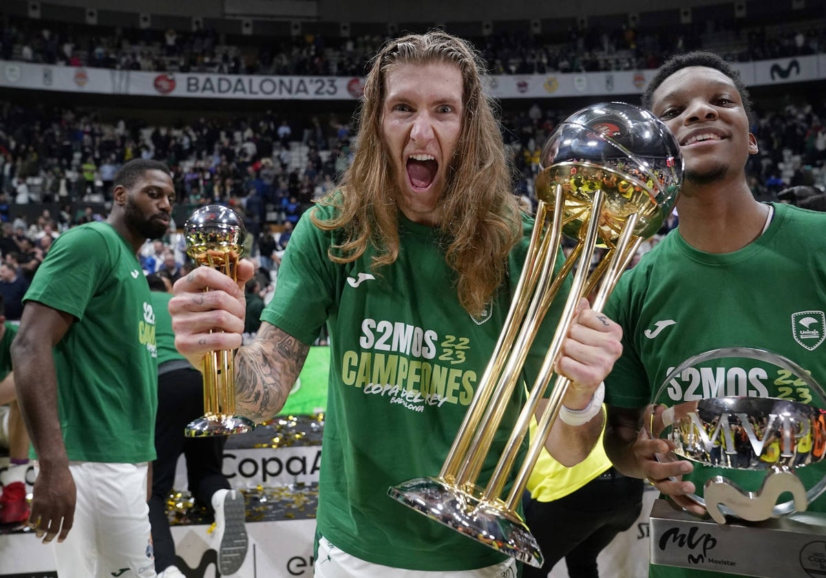 Osetkowski, con el trofeo de la Copa del Rey minutos después del título en Badalona.