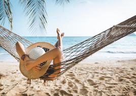 Los mejores eReaders para disfrutar de la lectura en la playa, según la OCU