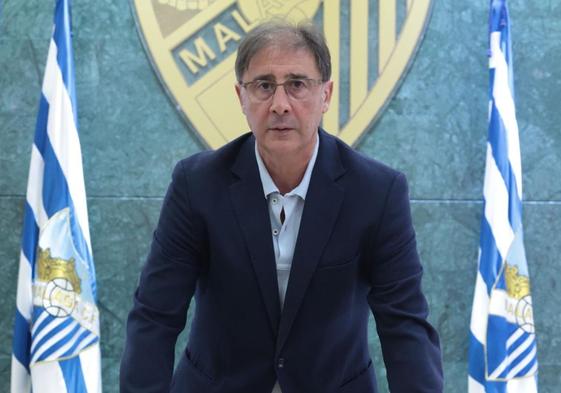 Loren Juarros, director deportivo del Málaga, posa para SUR en la sala de prensa de La Rosaleda.