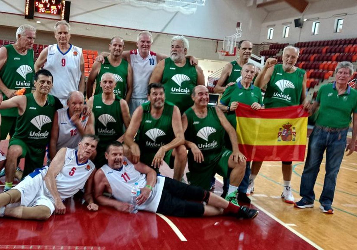 Los jugadores del equipo de veteranos +60 del Unicaja (de verde), con su entrenador, tras un partido en Portugal.