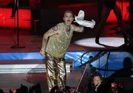 El cantante británico Robbie Williams se corona en Marenostrum Fuengirola con el primer lleno de la temporada en el recinto.