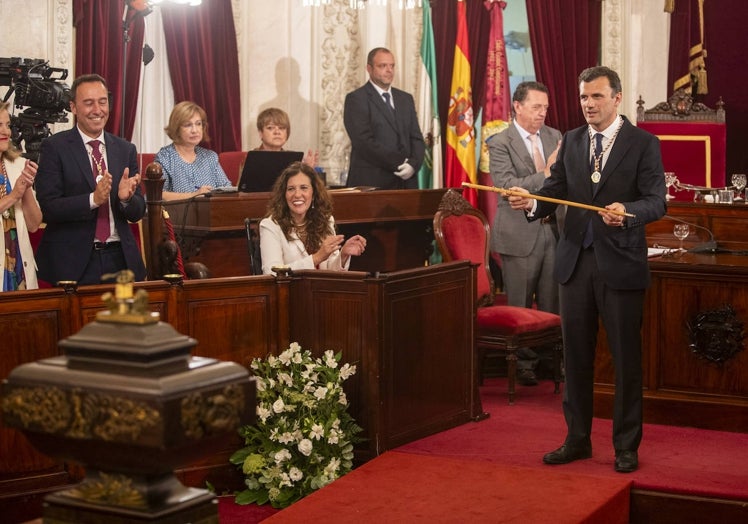 Bruno García, con el bastón de mando en Cádiz.