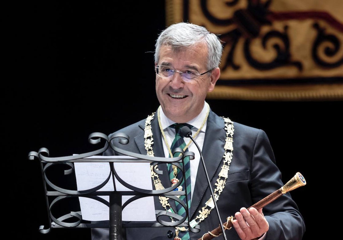 José María García Urbano, alcalde de Estepona, con el collar y el bastón de Alcaldía.