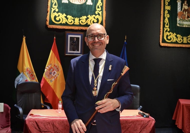 El alcalde de Cártama, Jorge Gallardo (PSOE), con el bastón de mando.