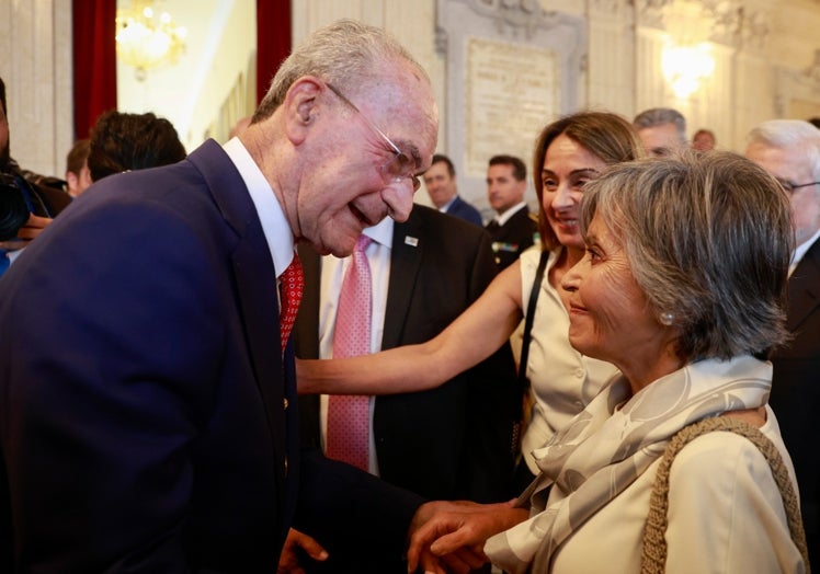 De la Torre, felicitado por su mujer, Rosa Francia.