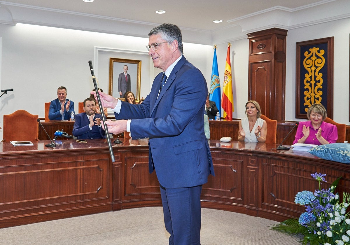 El reelegido alcalde nerjeño, José Alberto Armijo, este sábado en el salón de plenos.