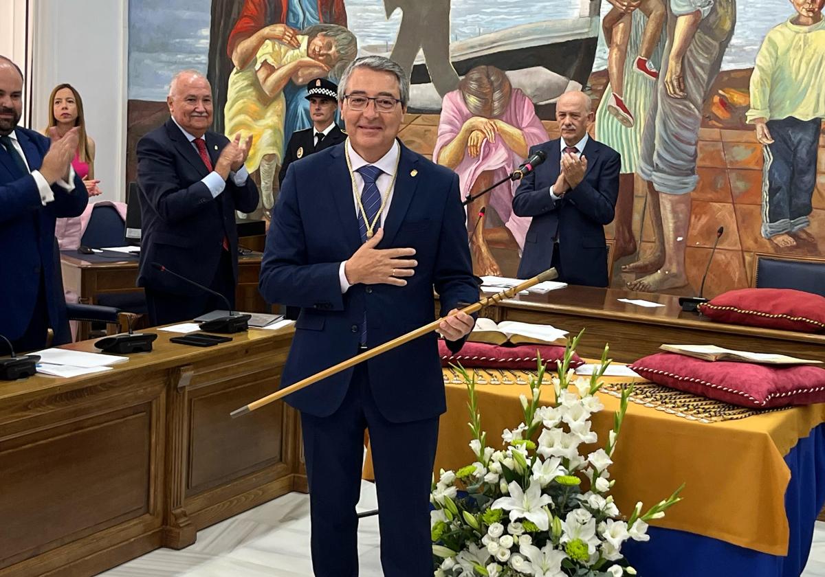 Francisco Salado, tras recibir la vara de mando de alcalde para este nuevo mandato.