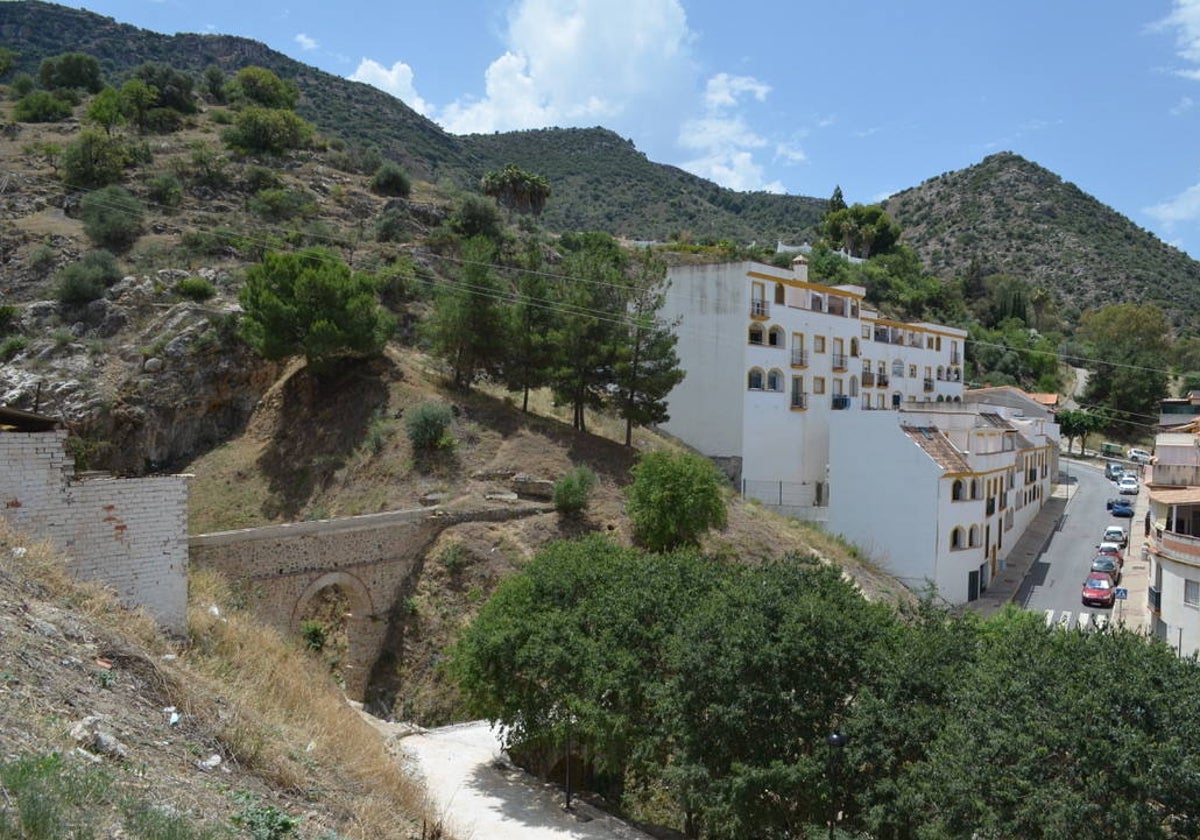 El entorno paisajístico del puente y acueducto de Cártama.