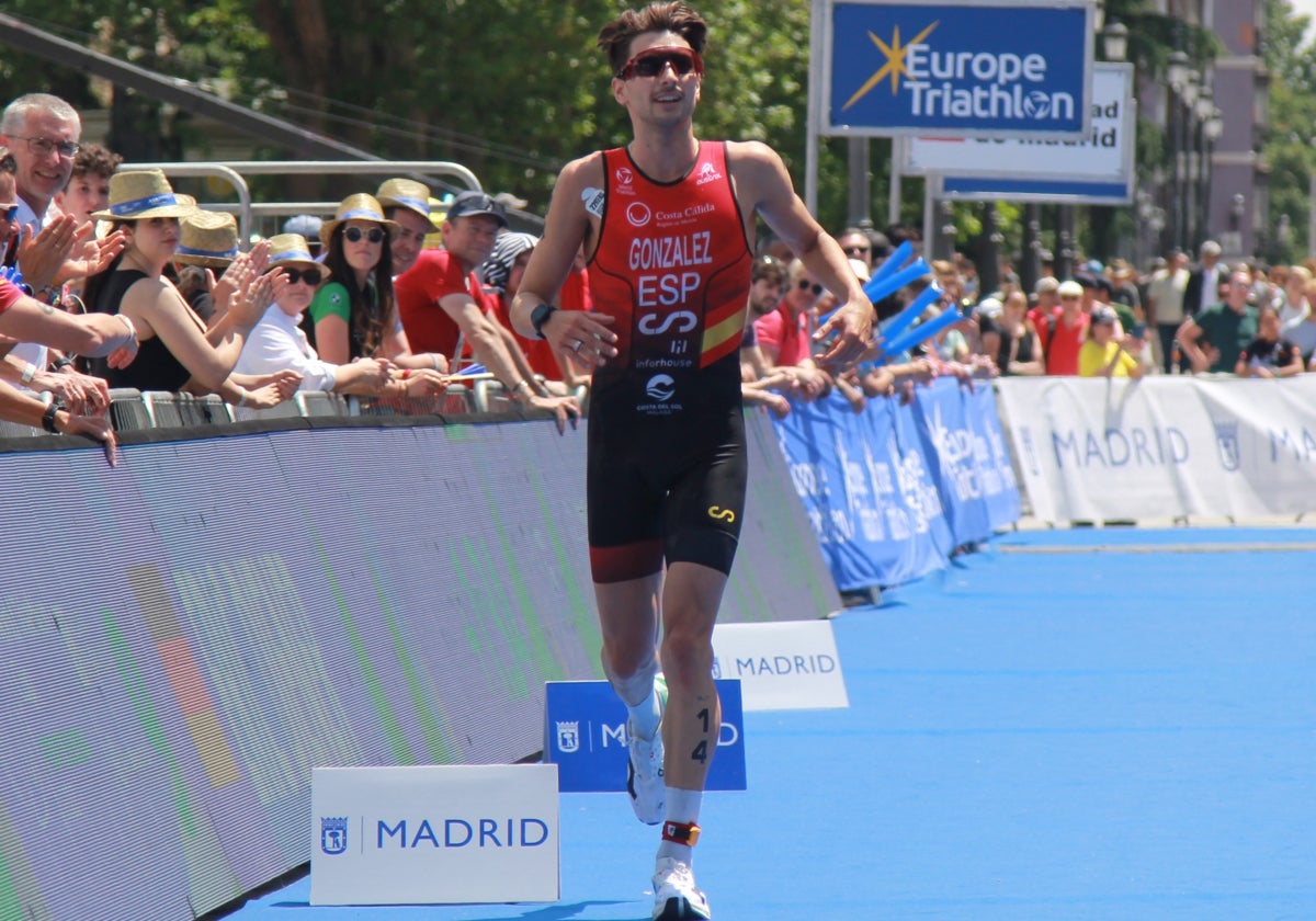 El triatleta malagueño, en la llegada a meta en el Campeonato de Europa en Madrid.