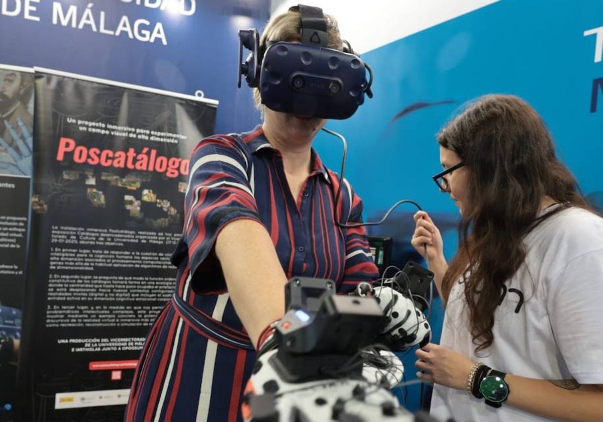 Uno de los stands que ofrecen gafas de realidad virtual.