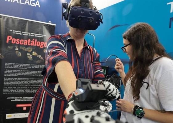 Uno de los stands que ofrecen gafas de realidad virtual.